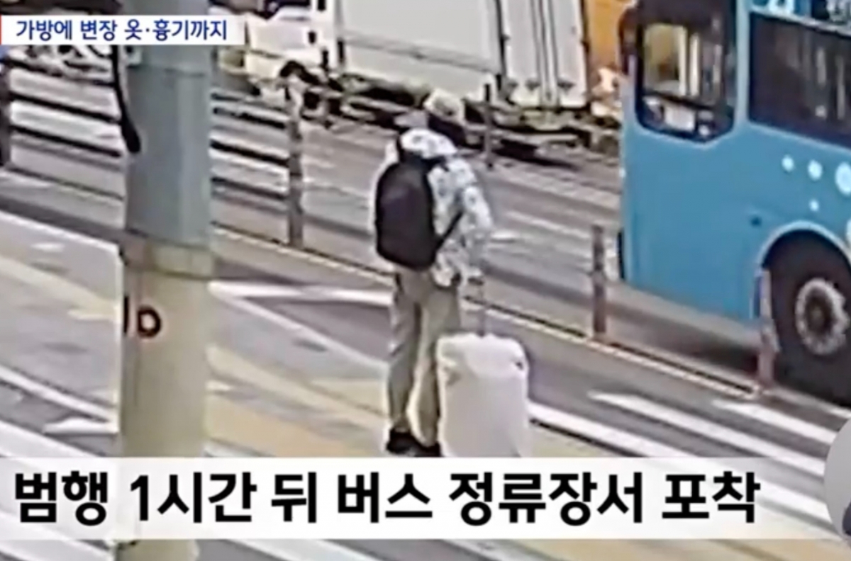 지난 17일 오전 4시48분쯤 부산 부산진구 한 아파트 국내 모 항공사 기장(50대)을 살해 후 도주하다 CCTV에 포착된 A씨 모습. /사진=MBC 뉴스 갈무리