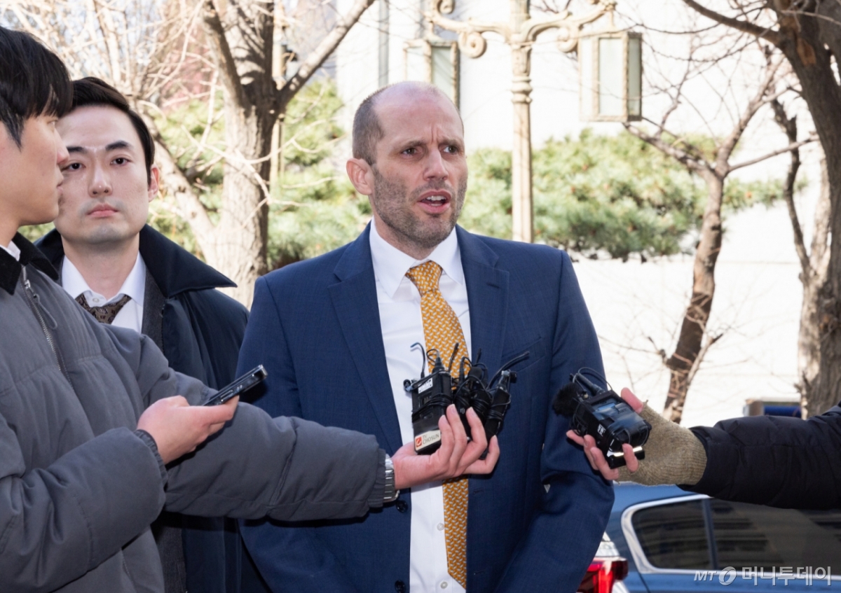 [서울=뉴시스] 황준선 기자 = 해롤드 로저스 쿠팡 한국법인 임시 대표가 6일 오후 서울 마포구 서울경찰청 반부패수사대에서 국회증언감정법의 위증 혐의를 받는 피고발인 신분으로 조사에 출석하며 입장을 밝히고 있다. 2026.02.06. hwang@newsis.com /사진=황준선