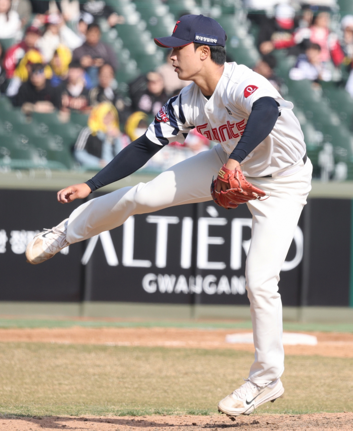 2026 신한 SOL Bank KBO리그 시범경기 롯데 자이언츠 대 LG 트윈스 경기가 14일 부산 사직야구장에서 열렸다. 롯데 박정민이 역투하고 있다. /사진=김진경 대기자