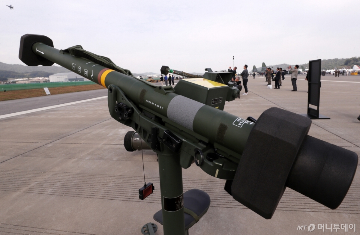 경기도 성남 서울공항에서 개최된 '서울 국제 항공우주 및 방위산업 전시회(서울 ADEX 2019)' 야외 전시장에 단거리 지대공미사일 KP-SAM(신궁)이 전시돼 있다./사진=김휘선 기자 hwijpg@ 
