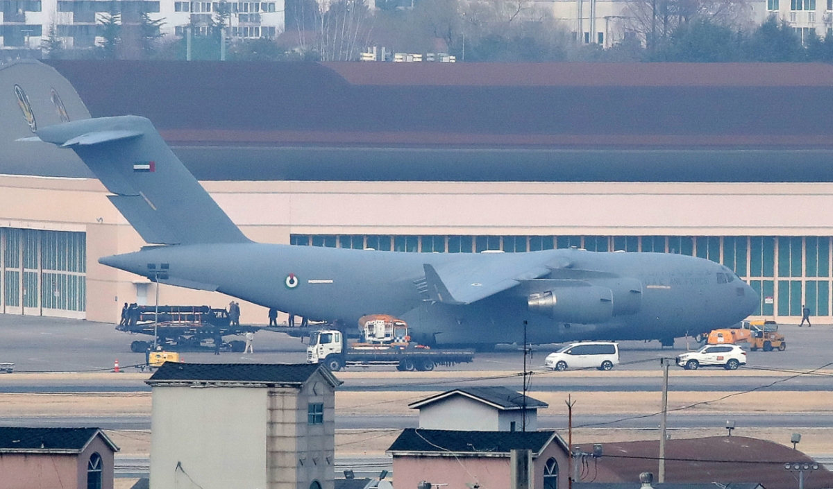 지난 3월 9일 오후 대구 K2 공군기지에서 아랍에미리트(UAE) 공군 C-17 수송기에 천궁-Ⅱ 유도탄으로 추정되는 물자를 싣는 모습이 포착됐다. 꼬리 날개에는 아랍에미리트 국기가 붙어 있고, 수송기 앞에는 아랍에미리트 공군(UAE AIR FORCE)이라는 영문이 표시돼 있다./사진=뉴스1