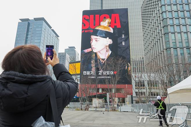 BTS(방탄소년단) 컴백 라이브 ARIRANG(아리랑)을 앞둔 16일 서울 종로구 광화문 광장에서 한 팬이 관련 광고를 촬영하고 있다. 2026.3.16 ⓒ 뉴스1 안은나 기자