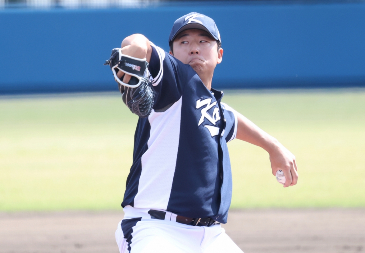 WBC 한국 야구 대표팀 송승기가 지난달 21일 일본 오키나와현 야에세 고친다 구장에서 한화 이글스와 연습경기에서 투구를 하고 있다. /사진=김진경 =대기자
