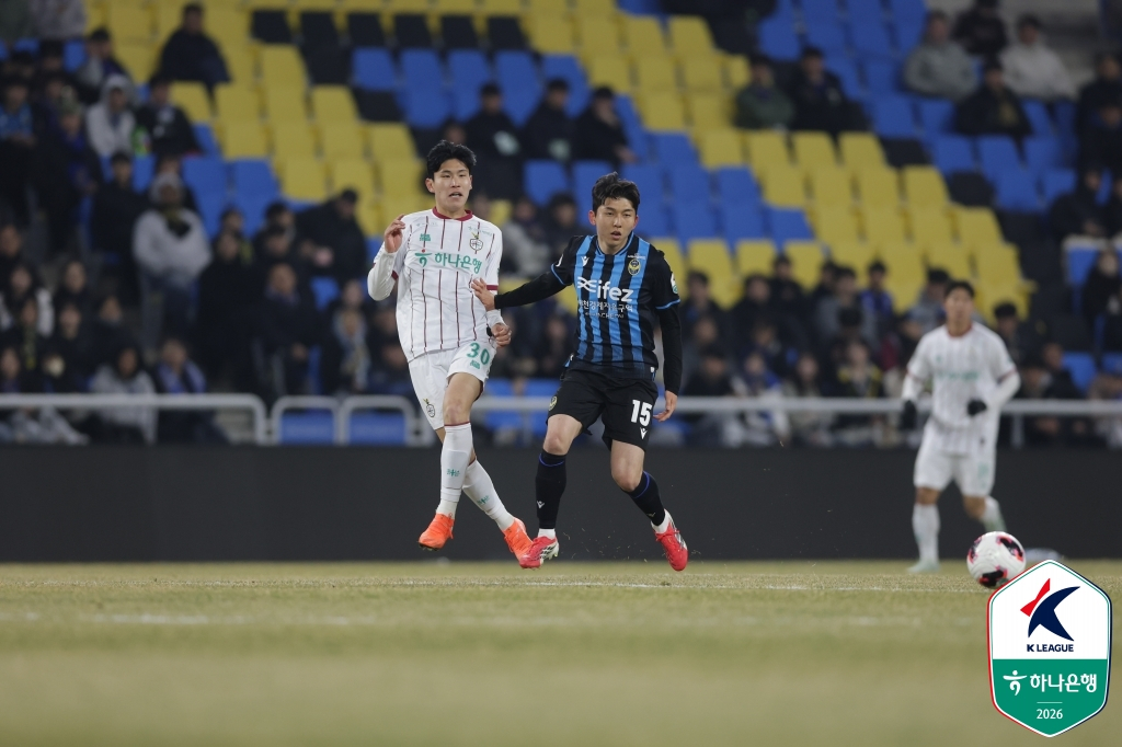 인천 유나이티드 서재민(오른쪽). /사진=한국프로축구연맹 제공