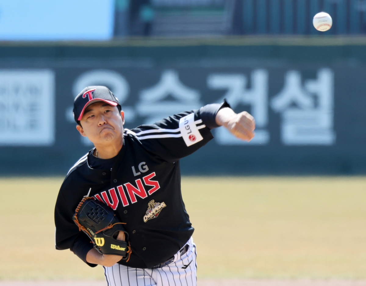 LG 투수 송승기가 19일 인천 SSG랜더스필드에서 열리는 2026프로야구 ㄴSSG랜더스와 LG트윈스 경기에서 선발 역투하고 있다./사진=강영조 선임기자