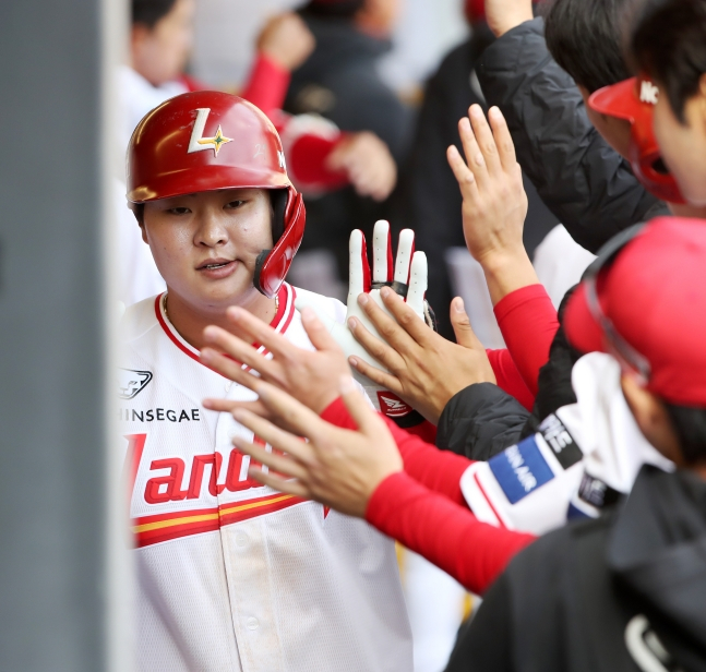 고명준이 19일 홈런을 날리고 동료들의 환영을 받고 있다. /사진=SSG 랜더스 제공