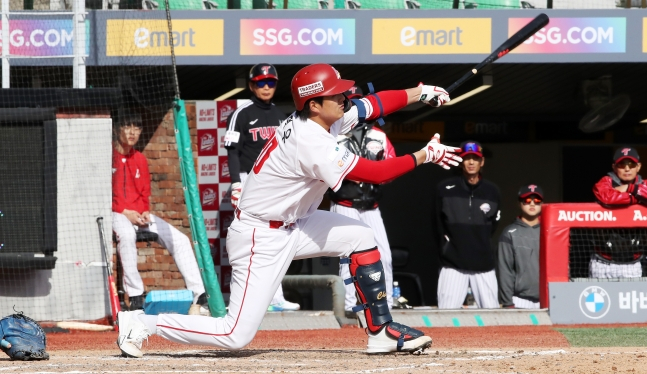 조형우가 8회 대타로 나서 함덕주의 낮은 변화구를 걷어올려 홈런을 만들고 있다. /사진=SSG 랜더스 제공