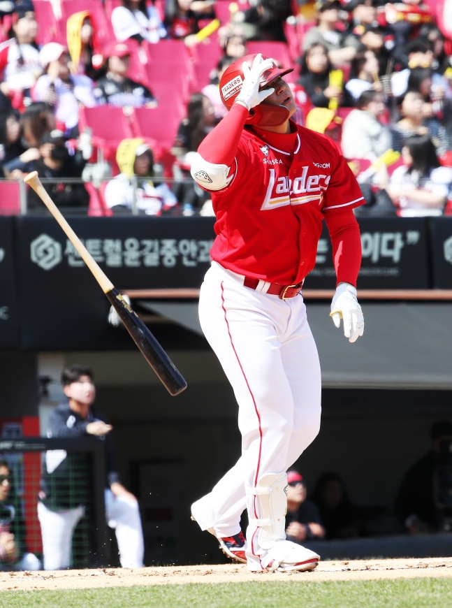 지난 13일 KIA와 시범경기에서 홈런을 날리고 타구를 바라보고 있는 김재환. /사진=SSG 랜더스 제공