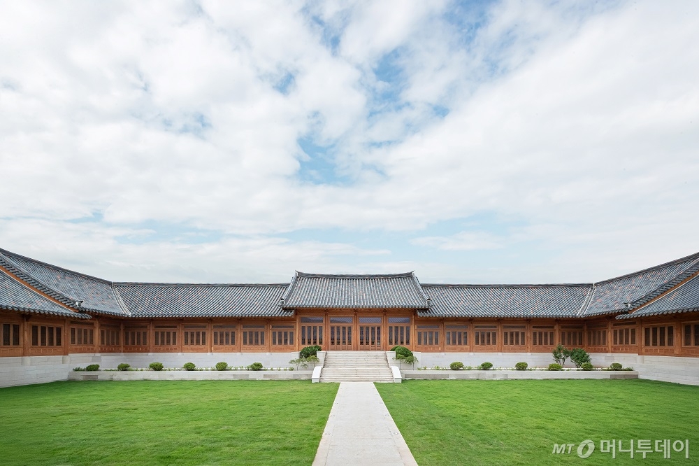 1000년 한옥 전통을 현대적으로 재해석해 'New Heritage(뉴헤리티지)'란 새로운 문화 자산 별칭을 얻은 더한옥헤리티지 호텔이 문을 열었다.  더한옥헤리티지 호텔은 9일 오후 강원도 영월군 문개실 마을에서 그랜드 오픈 행사를 개최했다고 밝혔다.  더한옥헤리티지는 그간 회원제 분양 독채 형태로 한옥을 운영해 왔다. 이날 그랜드 오픈을 통해 일반 고객 대상 호텔 사업으로 영역을 확장한 것이다. 이번에 새롭게 선보인 호텔은 총 14개 객실과 대규모 부대시설을 갖춘 국내 최대 한옥 문화 공간으로, 한옥의 전통미와 현대적 편의가 조화를 이룬다.  이날 행사는 '머무름의 깊이를 더하는 환대의 시작'을 주제로 열렸다. 현장에는 주한 외교 사절단과 글로벌 기업인 등 300여 명의 주요 인사가 참석했다. 조정일 더한옥헤리티지 대표와 김진태 강원특별자치도지사 등의 환영사에 이어 국악 공연 '매화 타령'과 '달무리' 무대가 펼쳐지며 고즈넉한 한옥의 분위기와 어우러진 깊은 울림을 전했다./사진제공=더한옥헤리티지 호텔