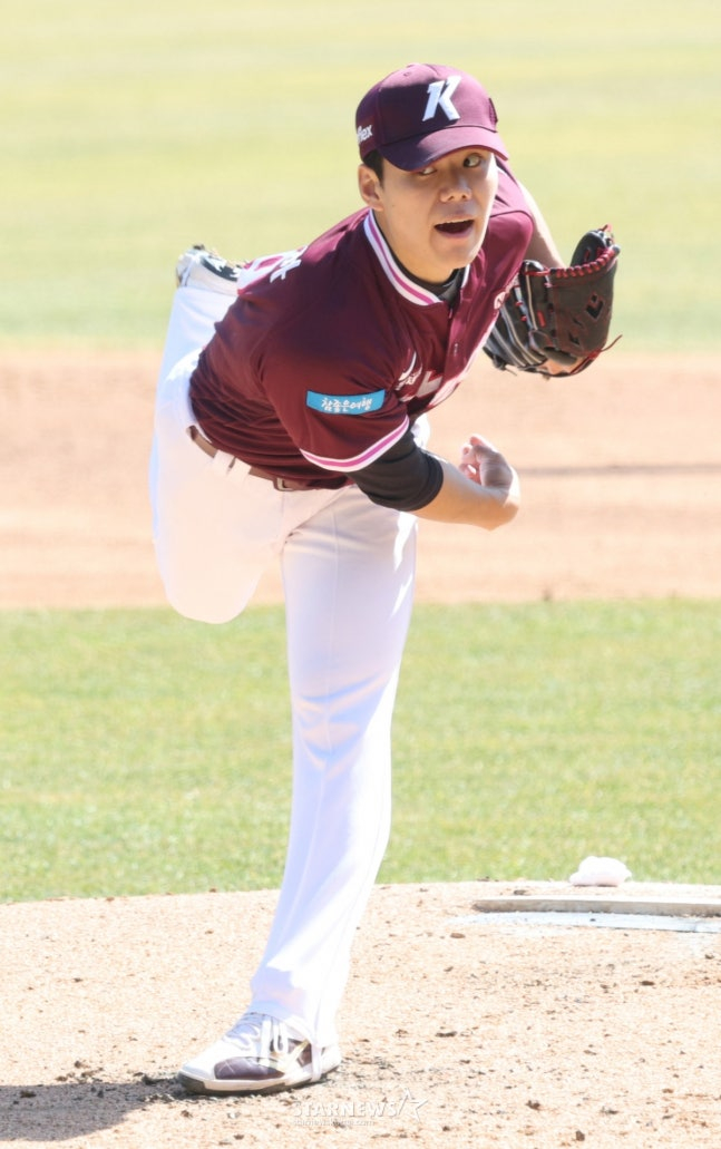 김윤하가 19일 KT전에서 투구하고 있다. /사진=김진경 대기자