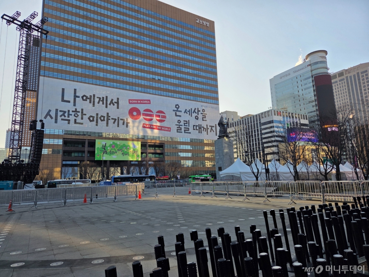 19일 오전 바리게이트로 통제된 광화문 광장 너머 교보빌딩에 방탄소년단(BTS) 공연 관련 현수막이 걸려 있는 모습./사진=김서현 기자.