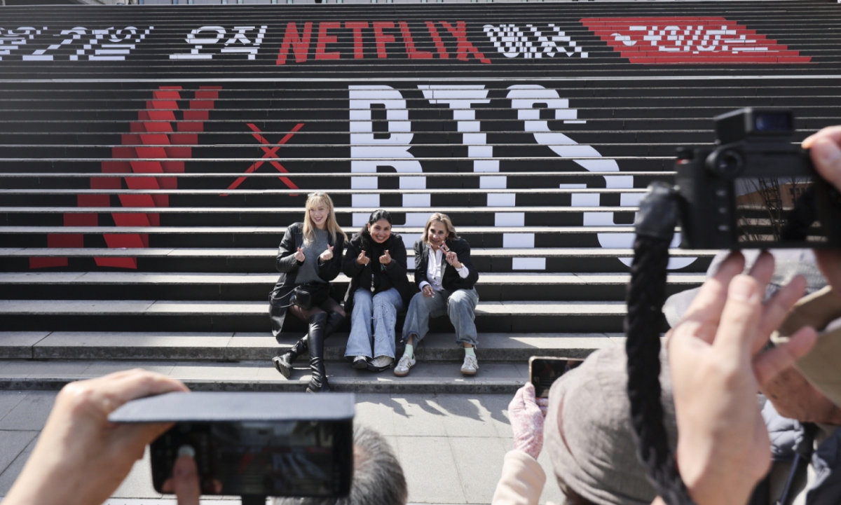  BTS 광화문광장 컴백 공연을 이틀 앞둔 19일 서울 종로구 세종문화회관 계단에 설치된 홍보물 앞에서 외국인들이 기념촬영 중인 모습./사진=뉴시스 