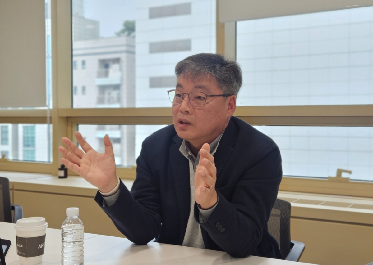 지난 6일 서울 강남 코오롱스페이스웍스 본사. 김현진 코오롱스페이스웍스 개발담당 이사(58)가 수소연료탱크에 대해 설명하고 있는 모습./사진제공=코오롱