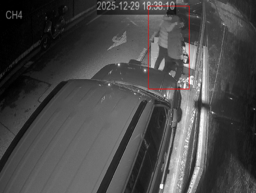 지난해 12월29일 서울 송파구 삼전동 인근 주택가에서 특수강도범이 중국 국적 A씨를 골목으로 끌고 들어가 범행을 벌이고 있는 모습./사진제공=서울 송파경찰서.