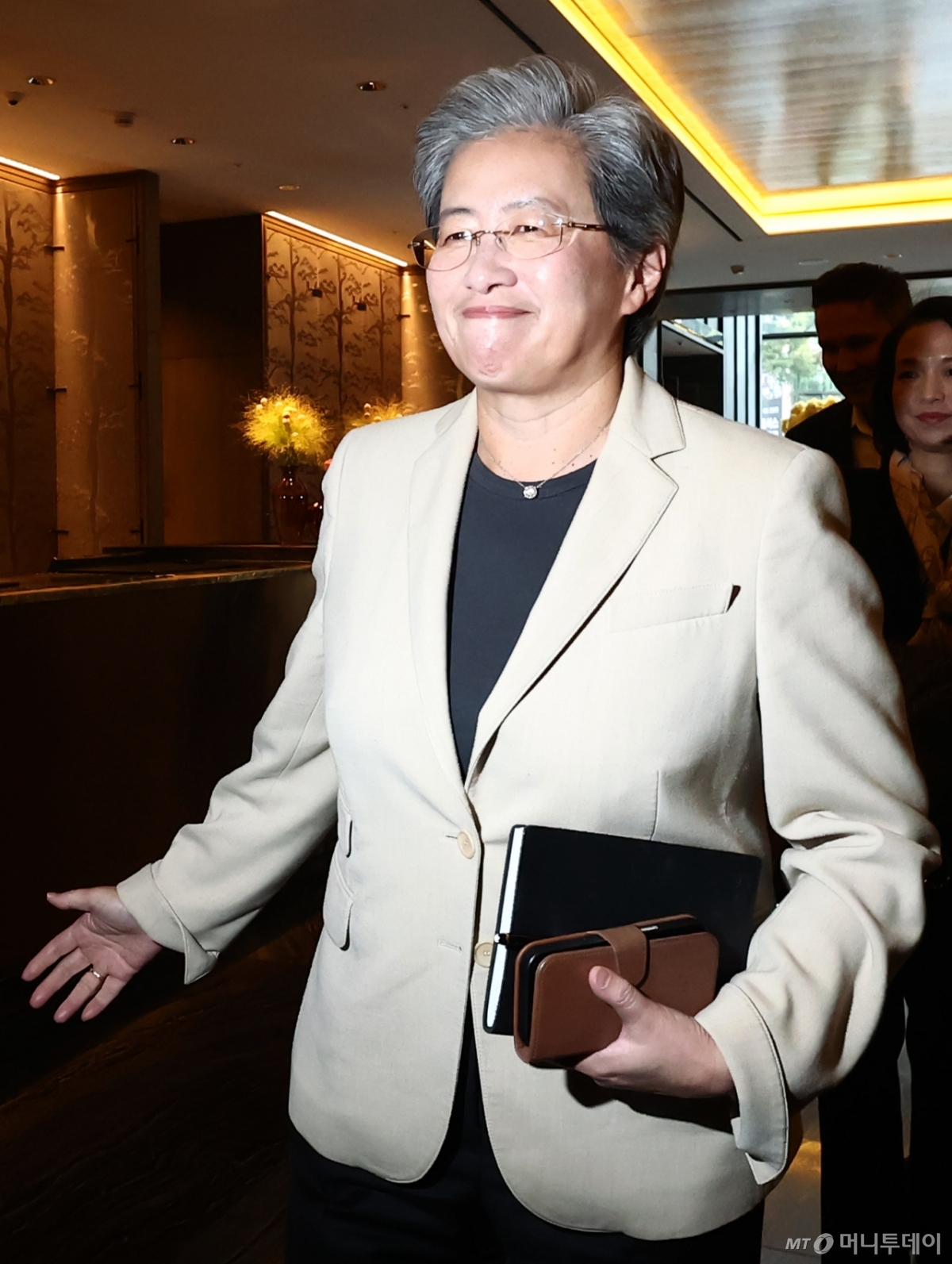 (서울=뉴스1) 김민지 기자 = 리사 수 AMD 최고경영자(CEO)가 19일 오전 서울의 한 호텔에서 김성훈 업스테이지 대표와의 조찬 회동을 마치고 나오고 있다. 2026.3.19/뉴스1  Copyright © 뉴스1. All rights reserved. 무단 전재 및 재배포,  AI학습 이용 금지. /사진=(서울=뉴스1) 김민지 기자