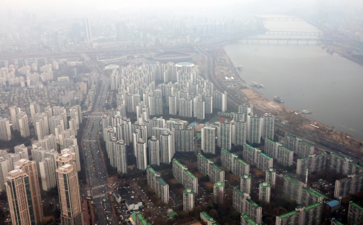 [서울=뉴시스] 조성우 기자 = 18일 오후 서울 송파구 롯데월드타워 전망대 서울스카이에서 송파와 강남 일대 아파트 단지가 보이고 있다.  올해 서울 공동주택 공시가격이 1년 만에 19% 가까이 오르면서 고가 아파트 등 주택 보유자의 보유세 부담이 늘어날 전망이다. 특히 지난해 서울 집값 상승을 주도한 강남3구(강남·서초·송파구)와 마포·성동·광진구는 공시가격이 20% 이상 올라 세 부담이 크게 증가할 것으로 보인다. 2026.03.18. /사진=조성우