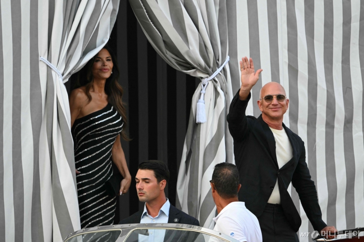 (베네치아 AFP=뉴스1) 김예슬 기자 = 25일(현지시간) 아마존 창업자 제프 베이조스와 약혼녀 로렌 산체스가 결혼식을 앞두고 이탈리아 베네치아 아만 호텔을 나서고 있다. 25.06.25  ⓒ AFP=뉴스1  Copyright © 뉴스1. All rights reserved. 무단 전재 및 재배포,  AI학습 이용 금지. /사진=(베네치아 AFP=뉴스1) 김예슬 기자