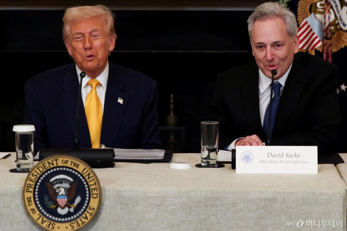 (워싱턴 로이터=뉴스1) 강민경 기자 = 도널드 트럼프 미국 대통령이 3월 7일 미국 워싱턴 D.C. 백악관에서 열린 백악관 암호화폐 정상회의에서 암호화폐 책임자인 데이비드 색스 AI 고문 옆에 앉아 있다. 2025.3.7  ⓒ 로이터=뉴스1  Copyright © 뉴스1. All rights reserved. 무단 전재 및 재배포,  AI학습 이용 금지. /사진=(워싱턴 로이터=뉴스1) 강민경 기자