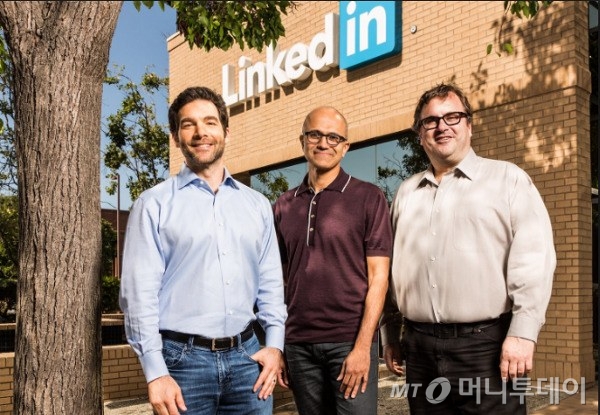왼쪽부터 제프 위너 링크드인 CEO, 사티아 나델라 MS CEO, 리드 호프만 링크드인 설립자