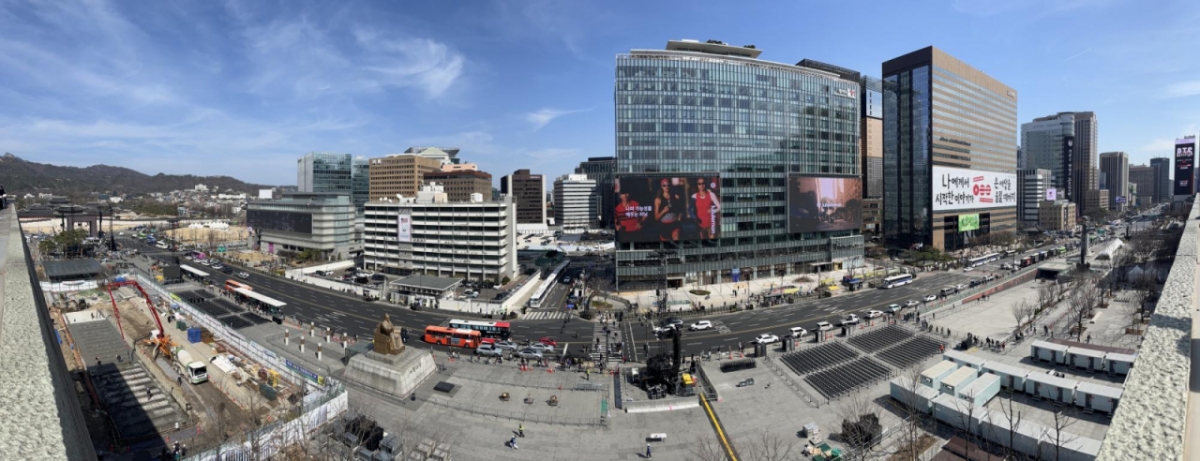 방탄소년단(BTS) 컴백 공연을 이틀 앞둔 19일 서울 종로구 광화문광장에서 무대 준비가 진행되고 있다.광장 한 가운데 KT 웨스트 사옥이 위치해있다. /사진=뉴시스