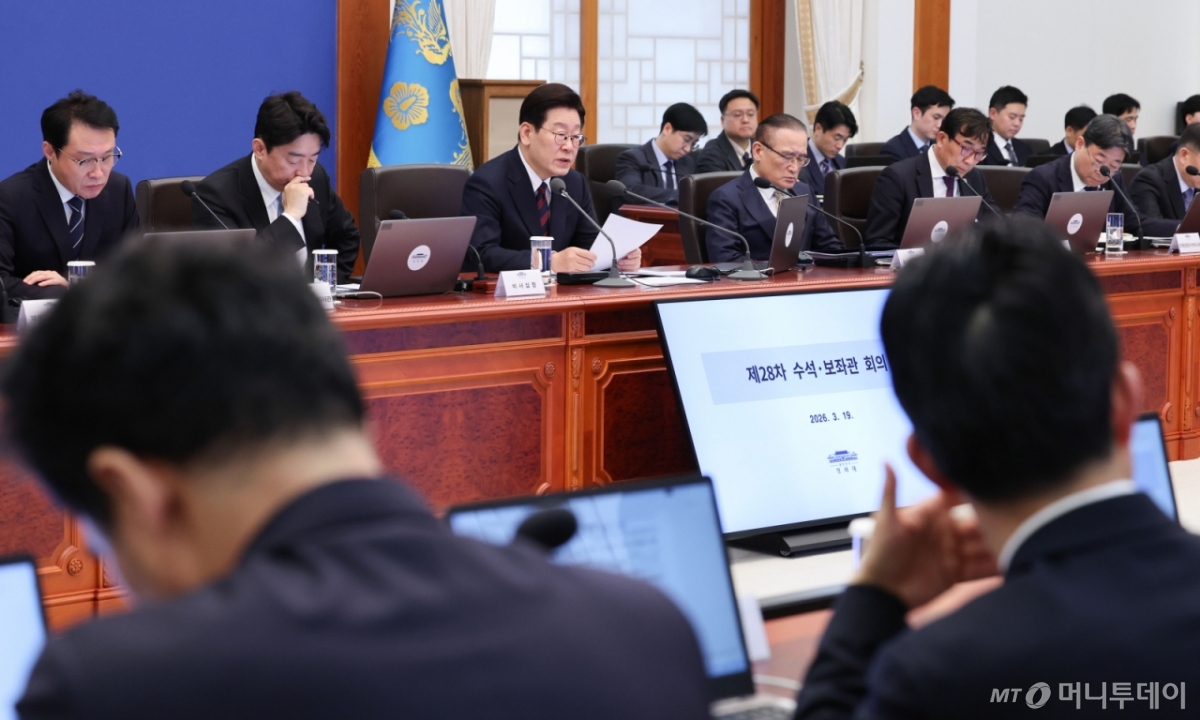 [서울=뉴시스] 고범준 기자 = 이재명 대통령이 19일 청와대에서 열린 수석보좌관회의에서 발언하고 있다. 2026.03.19. bjko@newsis.com /사진=