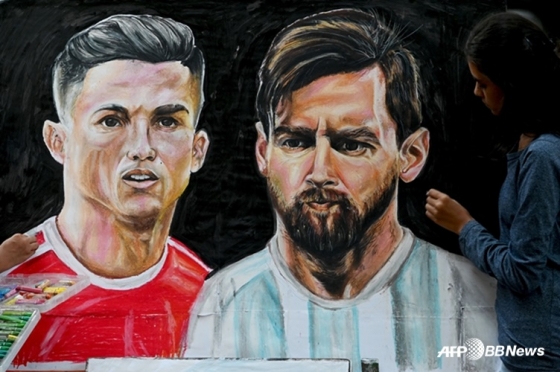 크리스티아누 호날두(왼쪽)와 리오넬 메시의 그림. /AFPBBNews=뉴스1