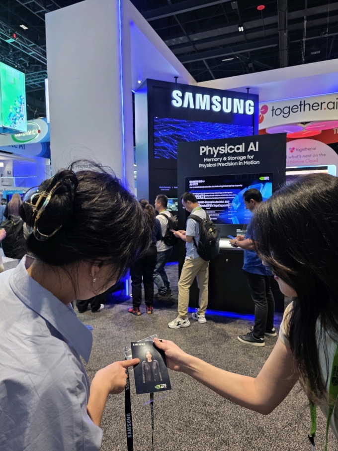 관람객이 사진을 찍으면 젠슨 황 엔비디아 CEO(최고경영자)의 트레이드마크인 가죽재킷을 입은 모습으로 변환해준다. /사진 제공=삼성전자