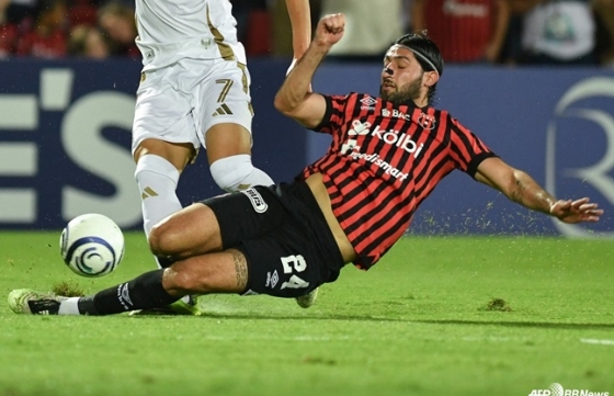 살라자르가 지난 18일 오전 10시(한국시간) 코스타리카 알라후엘라의 에스타디오 알레한드로 모레라 소토에서 열린 2026 북중미카리브축구연맹(CONCACACF) 챔피언스컵 16강 2차전 경기 중 손흥민에게 태클을 날리고 있다. /AFPBBNews=뉴스1