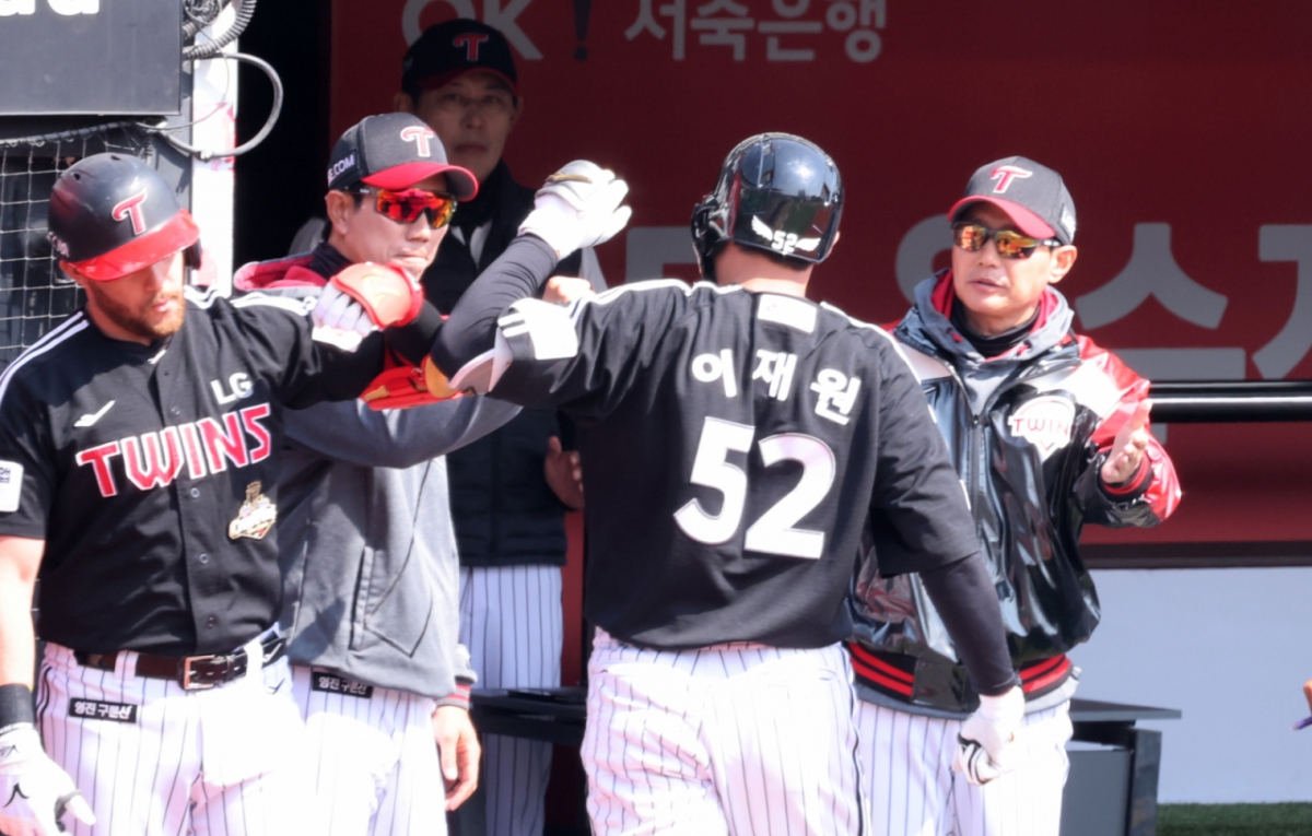 지난 17일 홈런을 터뜨린 이재원(가운데)을 염경엽 감독이 독려하고 있다. /사진=강영조 선임기자