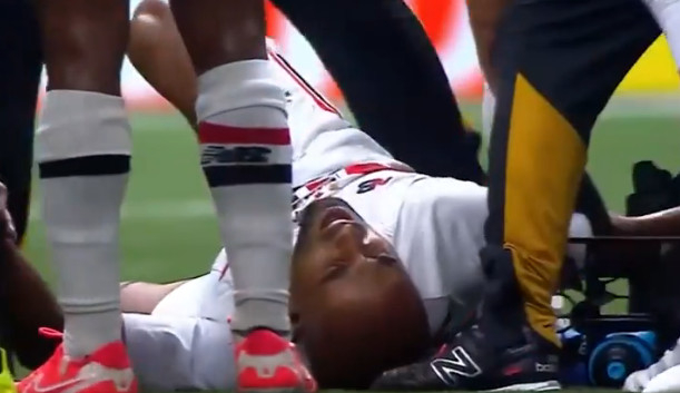 루카스 모우라가 경기 중 상대 무릎에 가격 당해 쓰러져 고통스러워하고 있다. /사진=더선 갈무리