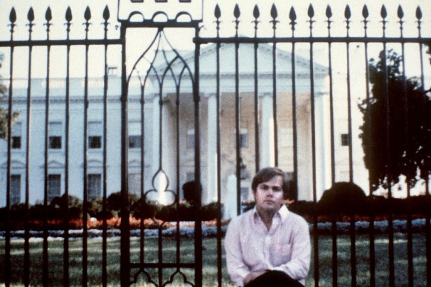 존 힝클리 주니어가 백악관 앞에서 찍었던 사진./사진=AFPBBNews=뉴스1