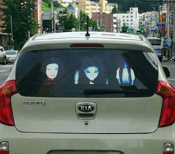 2017년 논란이 된 상향등 복수 스티커./사진=부산지방경찰청.