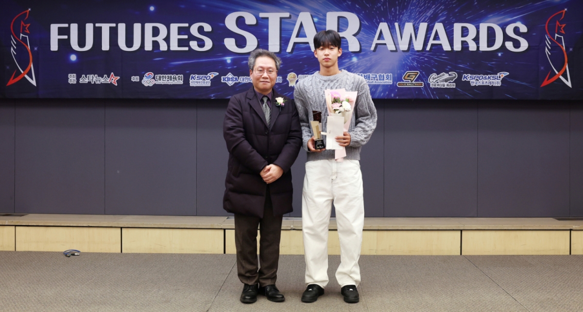 축구 부문 미래스타상 수상자 김태호(경북자연과학고1)가  24일 서울 중구 프레스센터에서 진행된 '2025 퓨처스 스타대상' 시상식에 참석해 수상한 뒤 한준희 쿠팡플레이 축구 해설위원과 기념촬영을 하고 있다. /사진=김휘선 기자