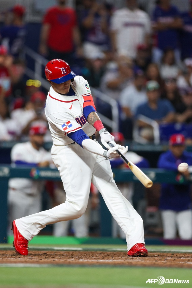 매니 마차도가 한국과 WBC 8강전에서 안타를 날리고 있다. /AFPBBNews=뉴스1