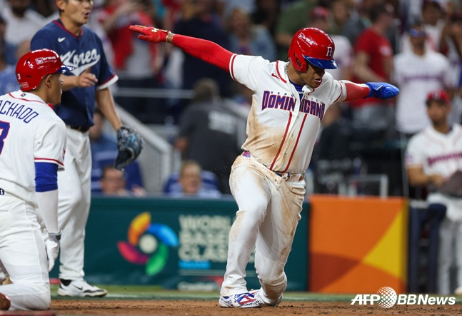 후안 소토가 한국전에서 홈을 파고든 뒤 세이프 동작을 취하고 있다. /AFPBBNews=뉴스1