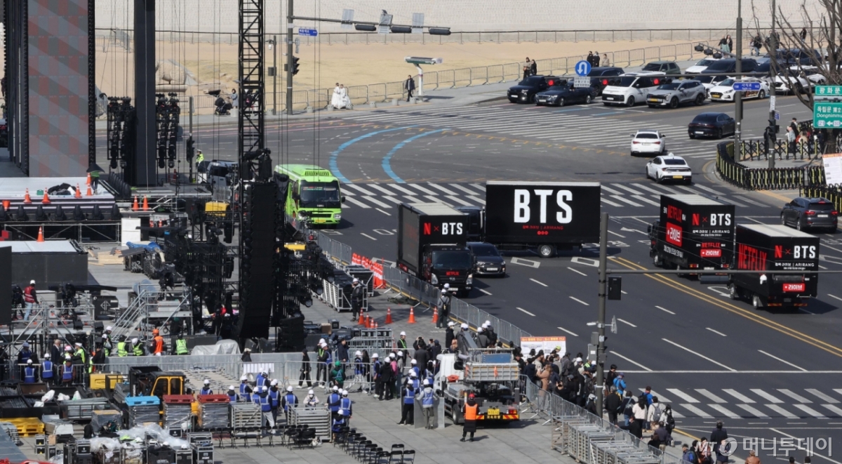 그룹 방탄소년단(BTS)의 광화문 공연을 앞둔 19일 서울 광화문광장에서 공연 준비작업이 이뤄지고 있다. /사진=뉴시스