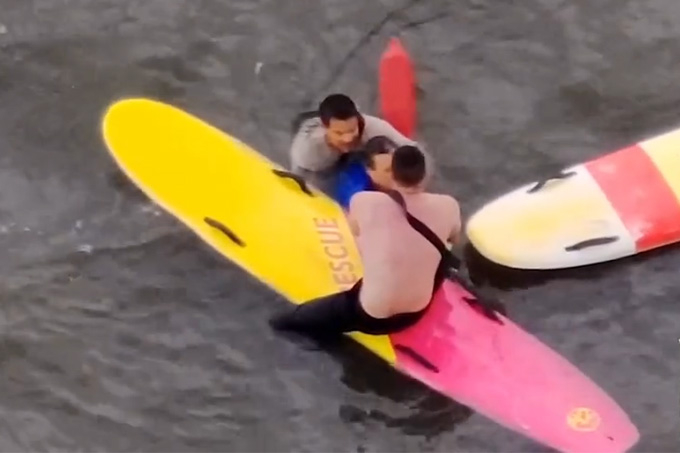 도주하던 용의자가 강으로 뛰어들자 패들보드를 타고 물에 들어가 추격 끝에 체포하는 미국 경찰의 영상이 공개됐다./사진=미국 플로리다주 볼루시아 카운티 보안관 사무소 공식 SNS(소셜미디어)