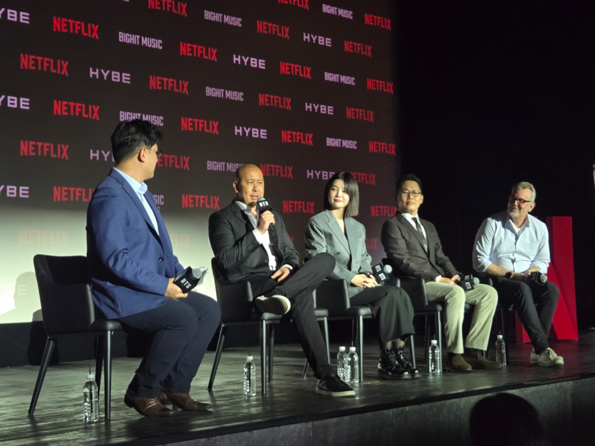 20일 서울 종로구 씨네큐브 광화문에서 열린 미디어 브리핑 현장 (왼쪽부터) 조현준 넷플릭스 PR팀 디렉터, 브랜든 리그 넷플릭스 논픽션 시리즈 및 스포츠 부문 부사장, 김현정 빅히트 뮤직 부사장, 유동주 하이브뮤직그룹 APAC 지역 대표, 개럿 잉글리쉬 총괄 프로듀서./사진=이찬종 기자