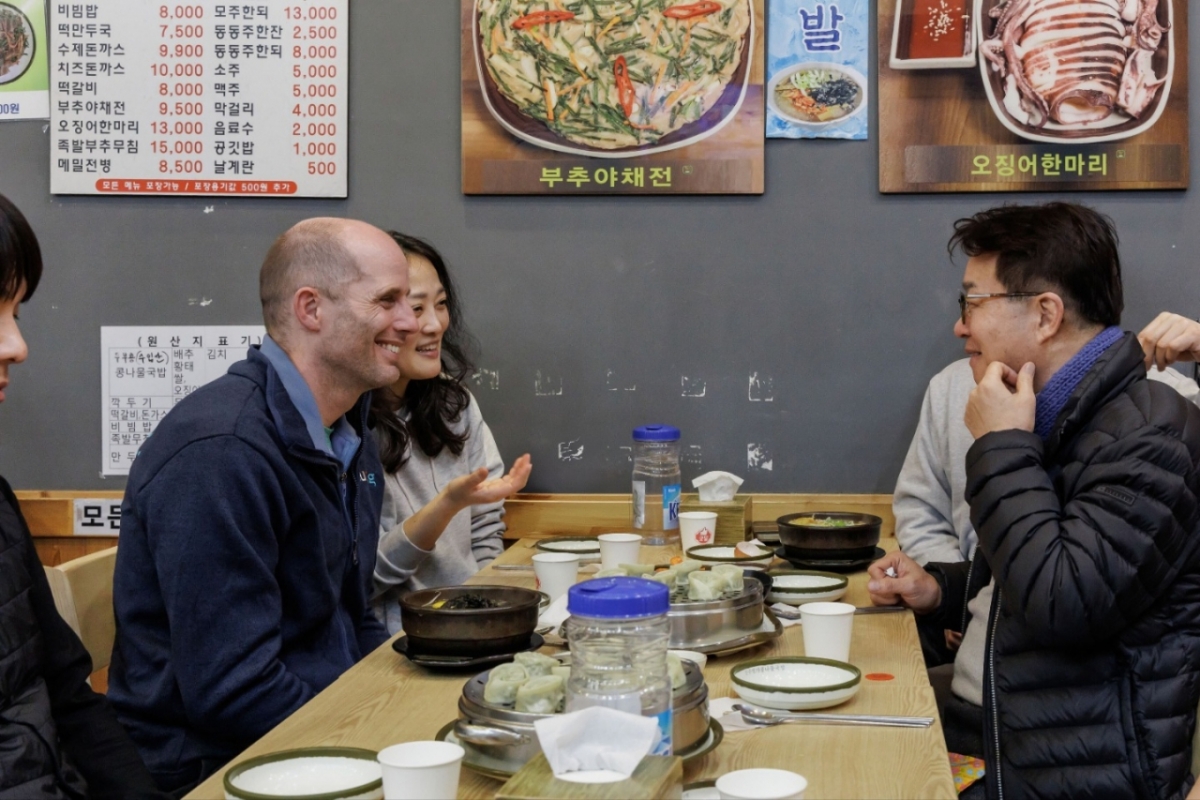 새벽배송 체험을 마친 해롤드 로저스 쿠팡 대표와 염태영 의원이 성남시 한 음식점에서 아침식사를 했다. /사진제공=쿠팡