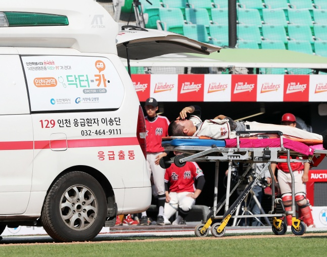 고교 선수 한 명이 경기 중 부상을 당해 구급차를 타고 이동하고 있다. 해당 기사와 상관 없음. /사진=SSG 랜더스 제공