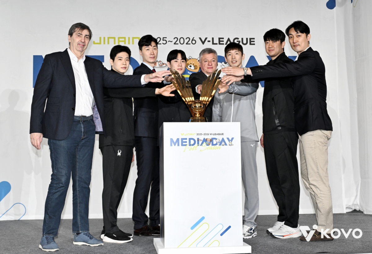 20일 서울 강남구 호텔 리베라 청담에서 열린 진에어 2025~2026 V-리그 포스트시즌 미디어데이에 참석한 포스트시즌 진출팀 감독과 선수들. /사진=한국배구연맹 제공