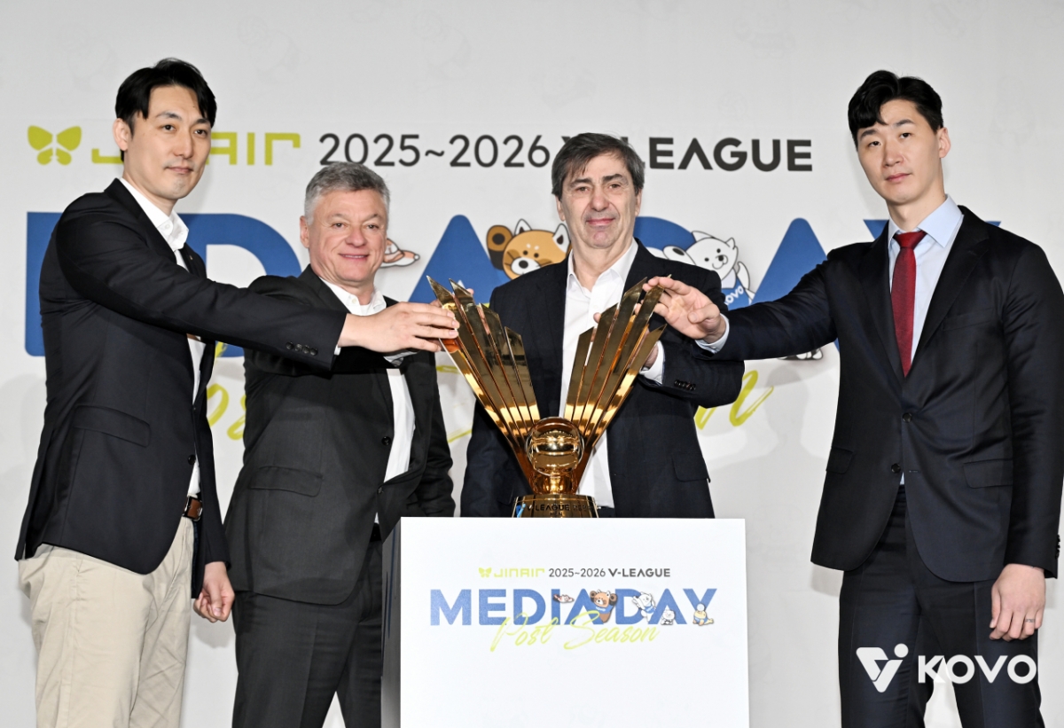 20일 서울 강남구 호텔 리베라 청담에서 열린 진에어 2025~2026 V-리그 포스트시즌 미디어데이에 참석한 포스트시즌 진출팀 사령탑들. /사진=한국배구연맹 제공