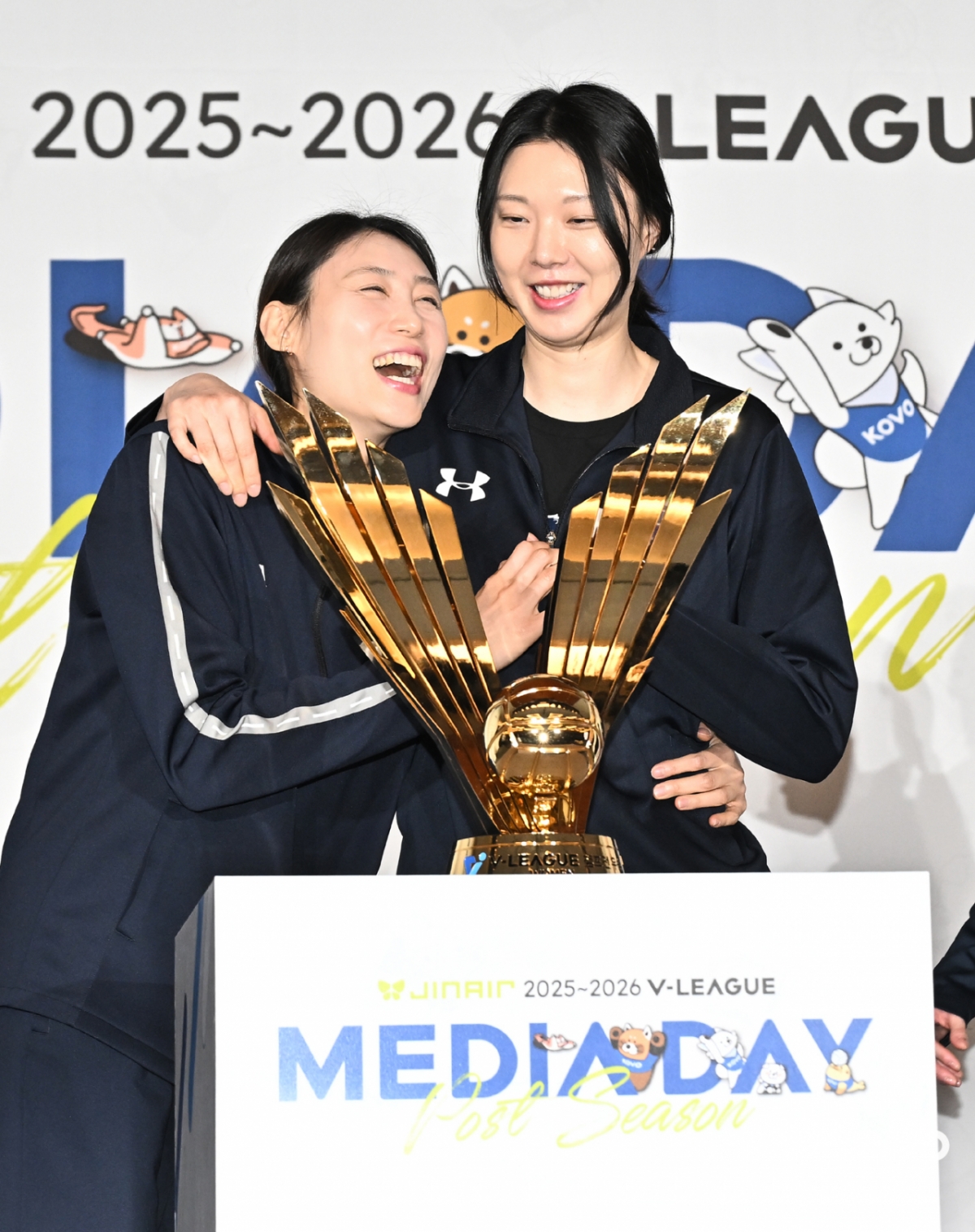 20일 서울 강남구 호텔 리베라 청담에서 열린 진에어 2025~2026 V-리그 포스트시즌 미디어데이에 참석한 배유나(왼쪽)와 양효진. /사진=한국배구연맹 제공