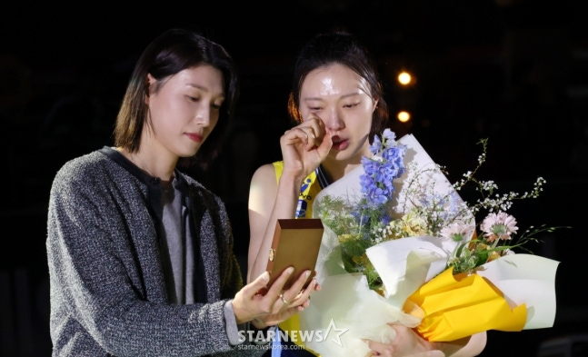 양효진(오른쪽)이 지난 8일 수원에서 열린 자신의 은퇴식에서 김연경으로부터 꽃다발과 감사패를 받은 후 눈물을 흘리고 있다.  /사진=김진경 대기자