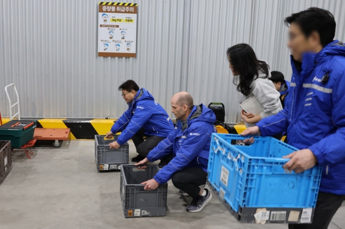 20일 오전 경기 성남의 쿠팡로지스틱스 서비스 배송 캠프에서 짐을 옮기는 염태영 더불어민주당 의원과 로저스 쿠팡 대표. /사진=염태영 의원실 
