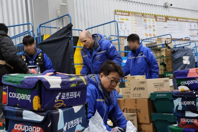 20일 오전 경기 성남의 쿠팡로지스틱스 서비스 배송 캠프에서 짐을 옮기는 염태영 더불어민주당 의원과 로저스 쿠팡 대표. /사진=염태영 의원실 