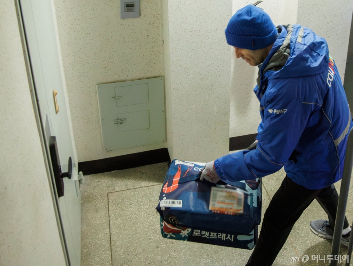 해롤드 로저스 쿠팡 임시대표가 지난 19일부터 20일까지 경기 성남시 중원구 일대에서 새벽배송 체험을 하고 있다.  이번 체험은 새벽배송 기사의 일상적인 업무 전 과정을 경험하도록 진행됐다. 앞서 염태영 더불어민주당 의원은 지난해 12월 말 청문회에서 로저스 대표에 심야 배송 업무를 같이 해볼 것을 제안했고, 로저스 대표는 함께 배송하기로 약속했다. /사진=쿠팡 제공
