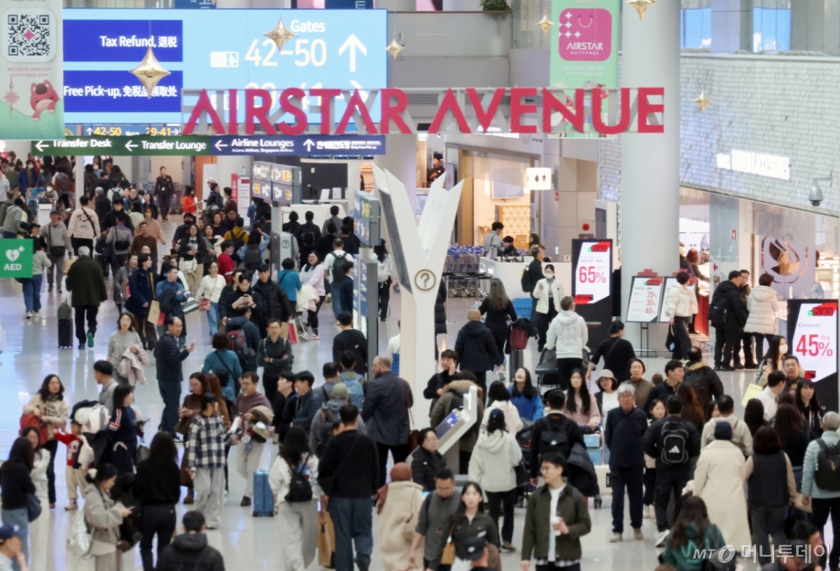 설 연휴가 시작된 지난달 14일 오전 인천국제공항 제1여객터미널 면세구역이 이용객들로 북적이고 있다. /사진=뉴시스