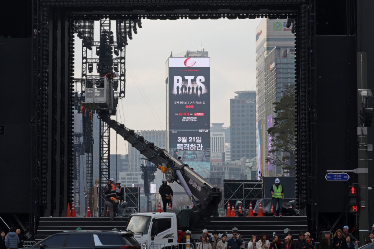 BTS(방탄소년단) 컴백 광화문 공연을 앞둔 20일 서울 광화문광장에서 공연 준비작업이 이뤄지고 있다. /사진=뉴시스