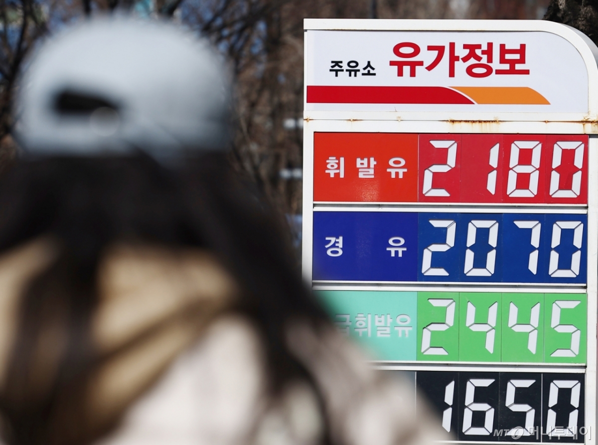 (서울=뉴스1) 김민지 기자 = 이스라엘이 이란 최대 가스전을 폭격하고 이란이 주변국 에너지 시설에 반격하면서 국제유가가 다시 급등한 가운데 19일 서울 시내의 주유소에 유가정보판이 놓여 있다.  국제유가 기준인 브렌트유의 5월 인도분 선물 종가는 이날 배럴당 107.38달러로 전장 대비 3.8% 올랐다.   브렌트유 선물은 이날 장중 배럴당 109.95달러까지 고점을 높였다. 2026.3.19/뉴스1  Copyright © 뉴스1. All rights reserved. 무단 전재 및 재배포,  AI학습 이용 금지. /사진=(서울=뉴스1) 김민지 기자